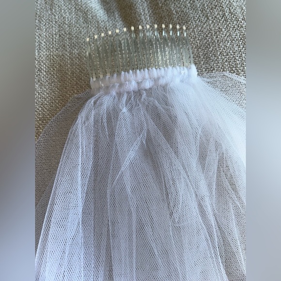 Elegant White Tulle Veil with Hair Comb - Picture 3 of 10